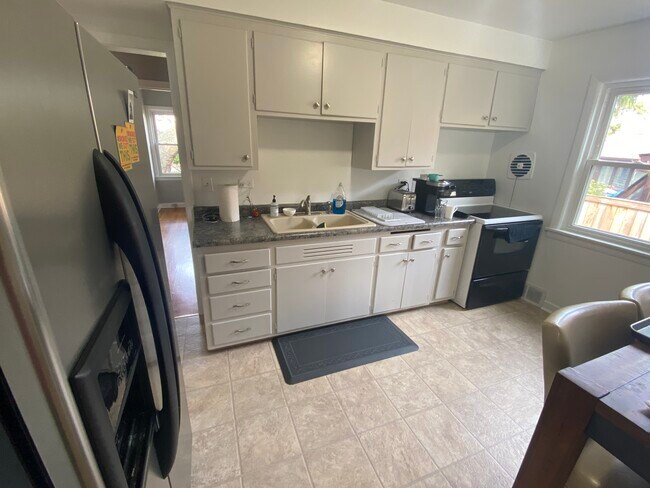 Kitchen - 7912 Keystone Ave