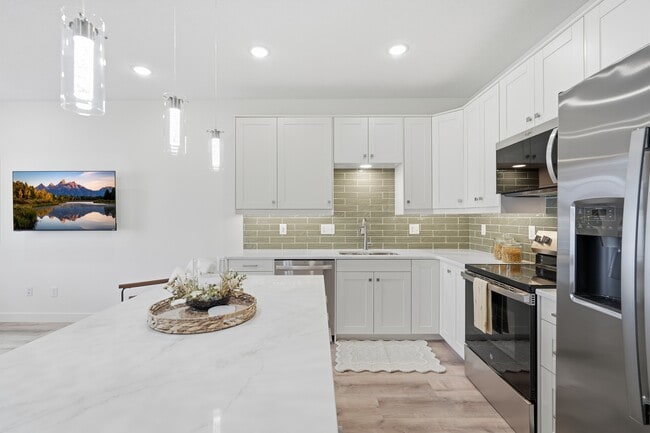 Foto del edificio - 425 W 8th St