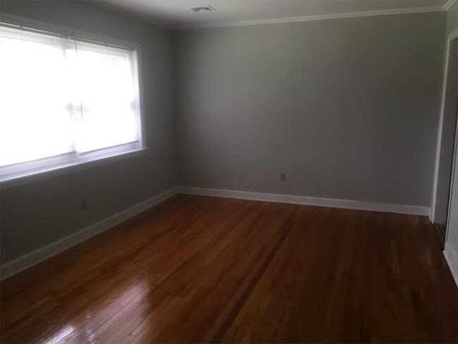 Building Photo - Desirable first floor 2 bedroom apartment