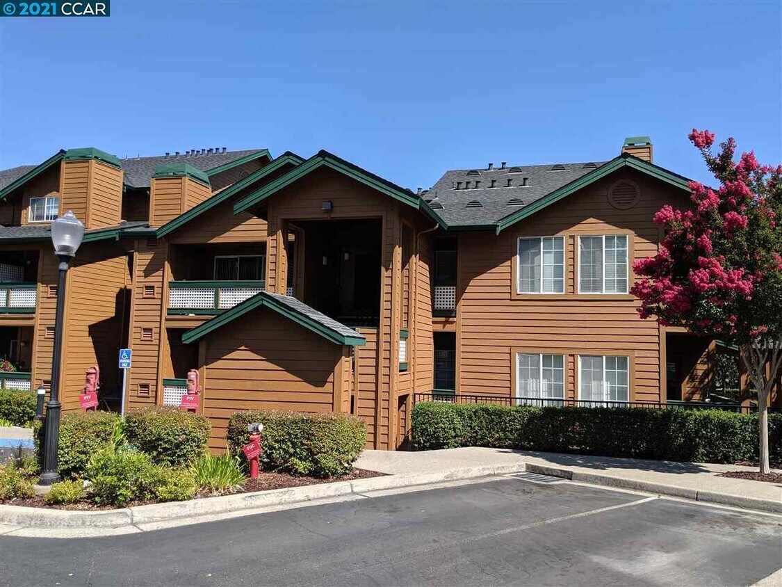 Foto principal - 111 Stone Pine Ln