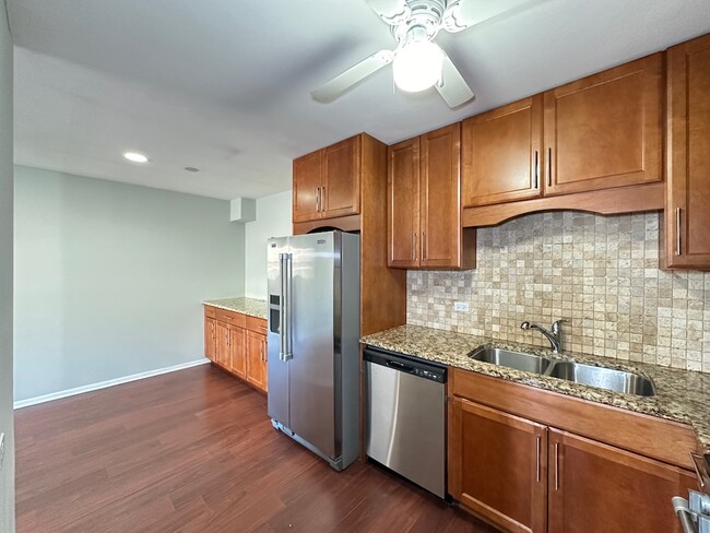 Building Photo - 696 Elm Pl