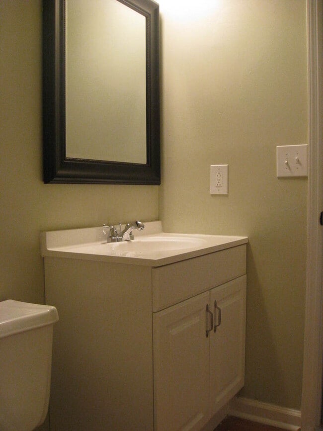 Building Photo - Awesome Split-Level In Kid-Friendly Neighb...