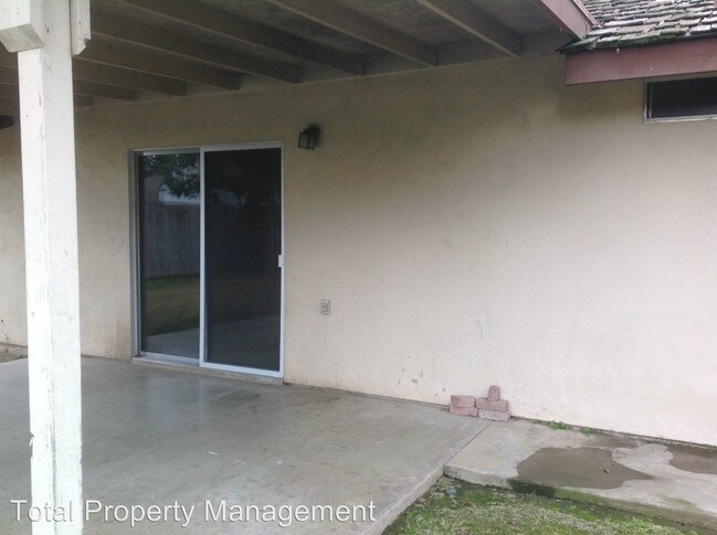 Building Photo - 538 S Aronian St