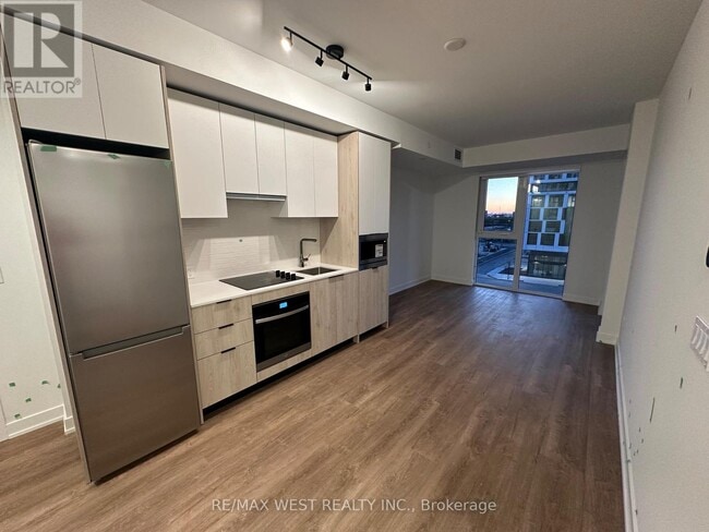 Photo du bâtiment - 1007 The Queensway