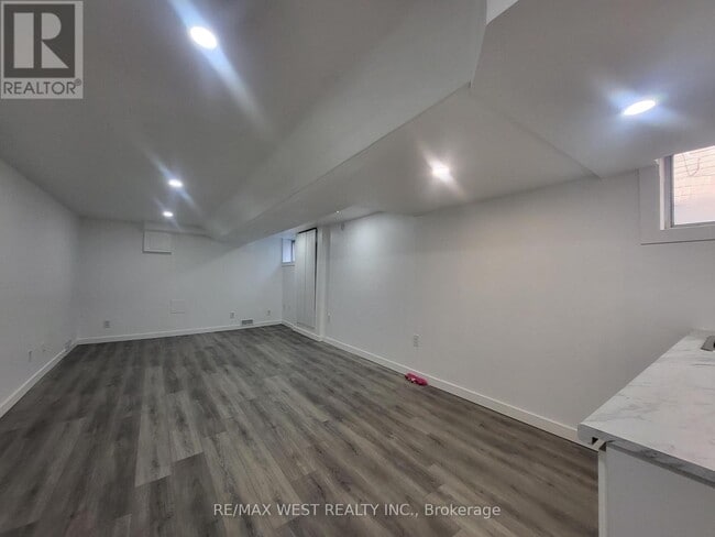 Building Photo - 975 Broadview Ave