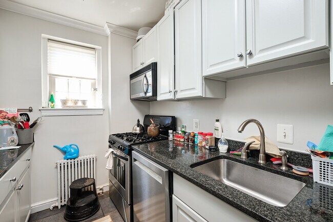 Foto del edificio - 3925 Davis Pl NW