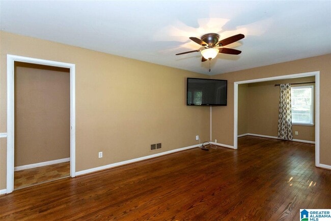 Building Photo - 2050 Pinehurst Dr