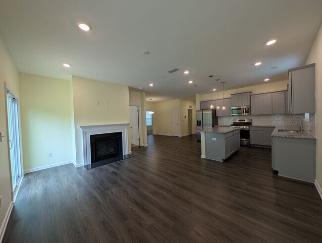 Foto del edificio - Spacious 4 bedroom, 2 bath Ranch Style Home located in Selwyn Landing !