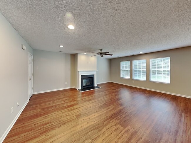 Building Photo - 2521 Highland Park Dr