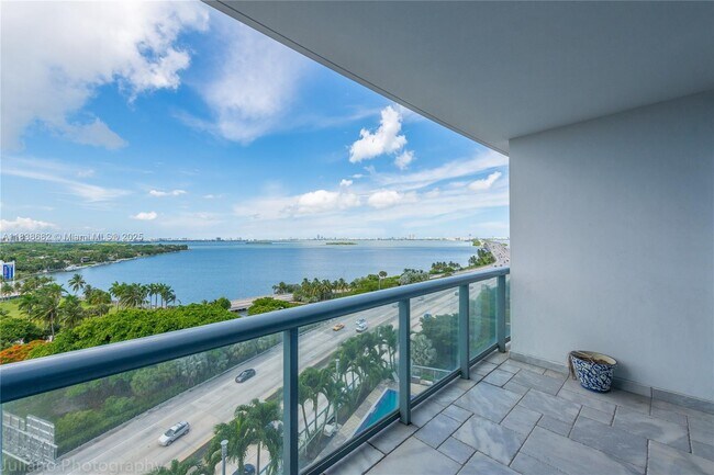 Foto del edificio - 601 NE 36th St