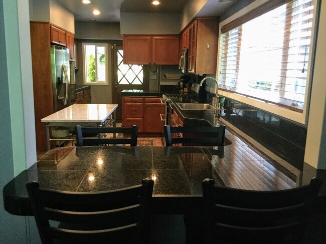 Breakfast bar kitchen - 5112 SE Aldercrest Rd