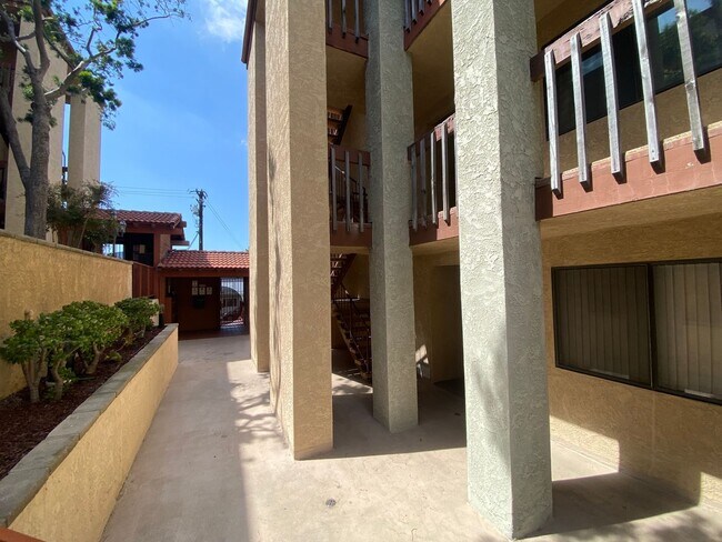 Building Photo - Spacious 2 Bedroom Signal Hill Condo for R...
