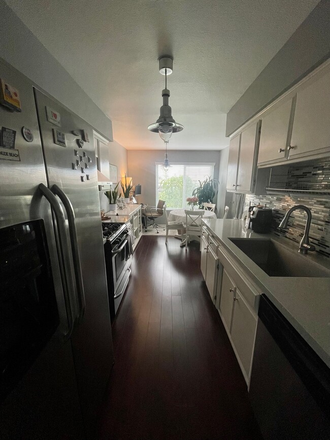 Foto del edificio - 4528 Colbath Ave