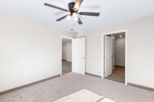 Foto del edificio - 352 Deschane Ave