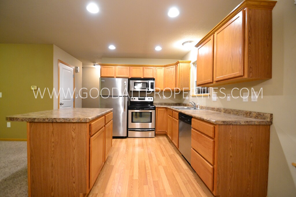 1113 Flagstone Ln, Pleasant Hill, IA 50327 Townhome Rentals in