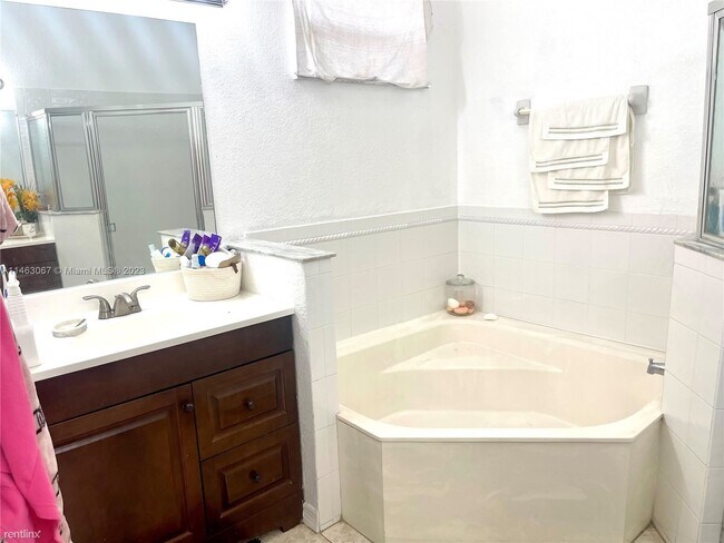 Building Photo - 4 br, 2 bath House - 2840 SE 5th Pl