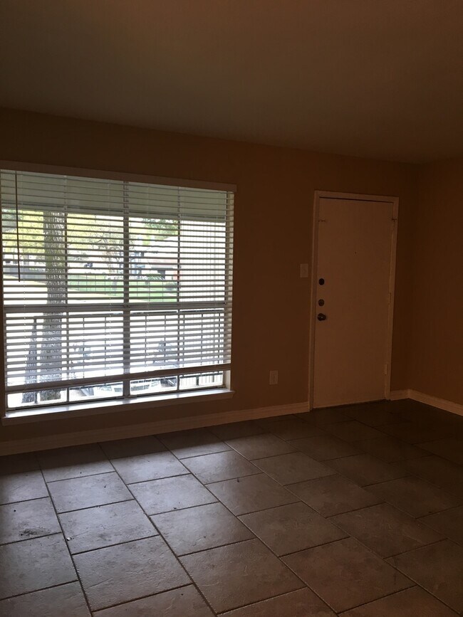 Foto del edificio - 1 bed/ 1 bath second floor condo