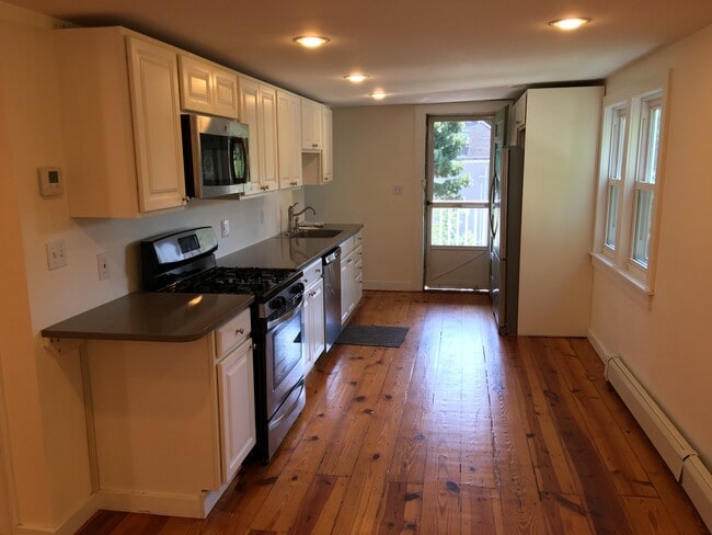 Kitchen and entrance - 286 Brookline St
