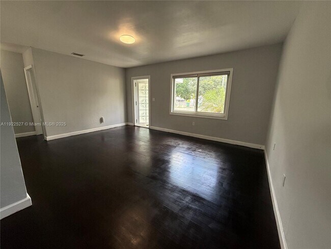 Foto del edificio - 501 SW 69th Ave