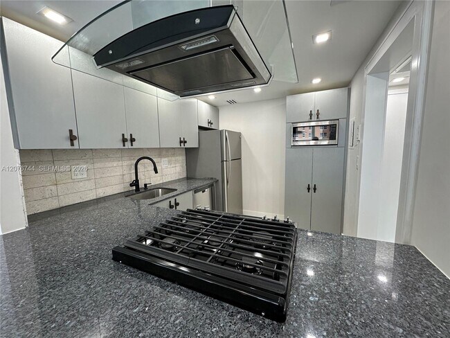 Building Photo - 2030 S Ocean Dr