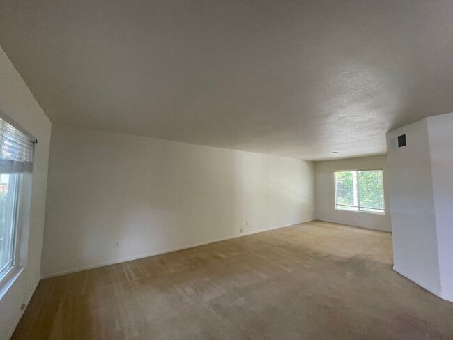 Building Photo - Large house! 5 Bedrooms and a loft!