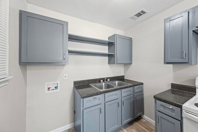 Building Photo - 410 Carbon Cove