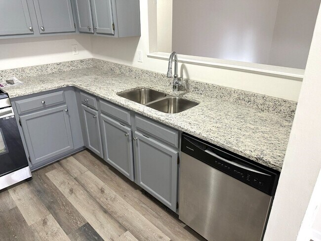 Foto del edificio - Newly renovated! 3 bed, 2 full baths, larg...