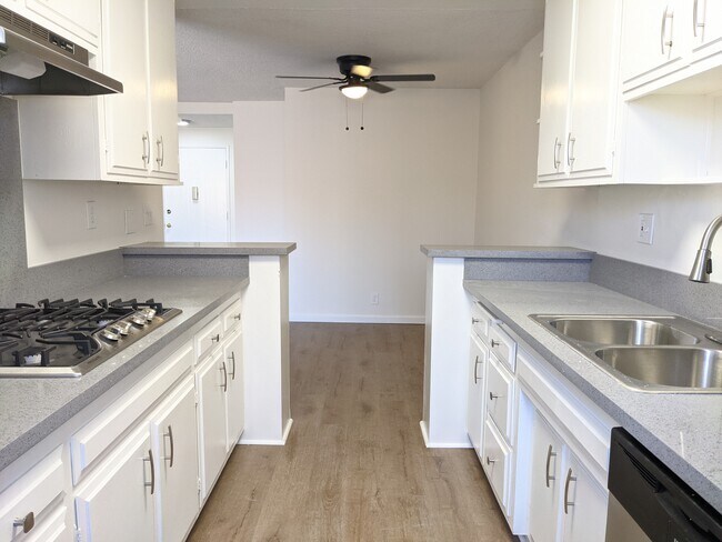 202 - 123 S Hayworth Ave