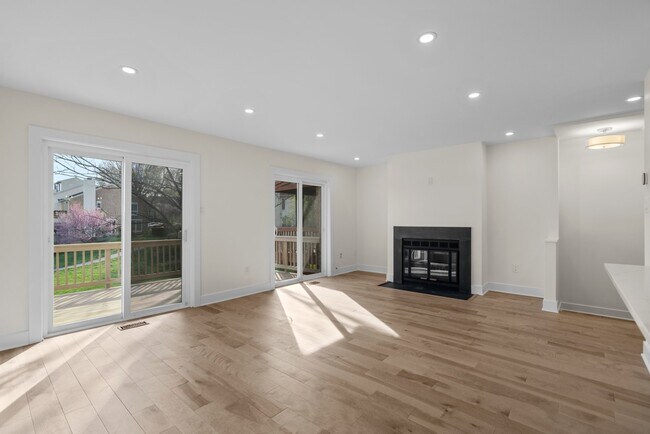 Foto del edificio - 7250 Dockside Ln