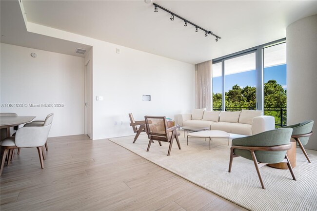 Foto del edificio - 8701 Collins Ave