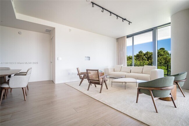 Building Photo - 8701 Collins Ave