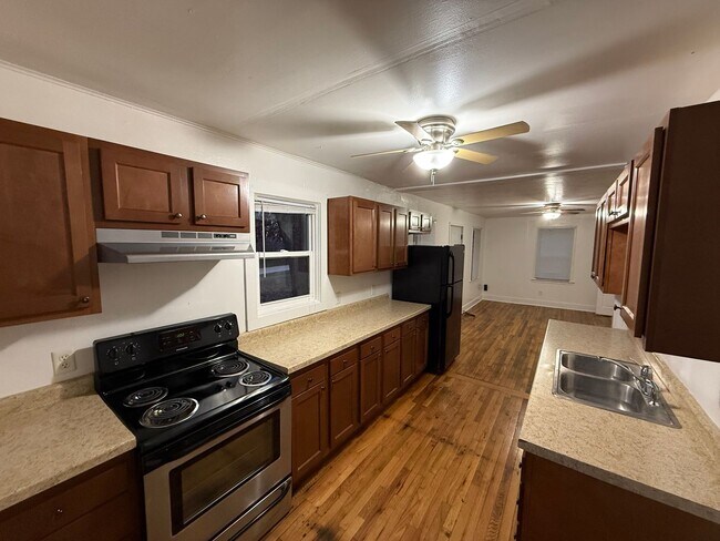 Foto del edificio - 3315 Valley Dr