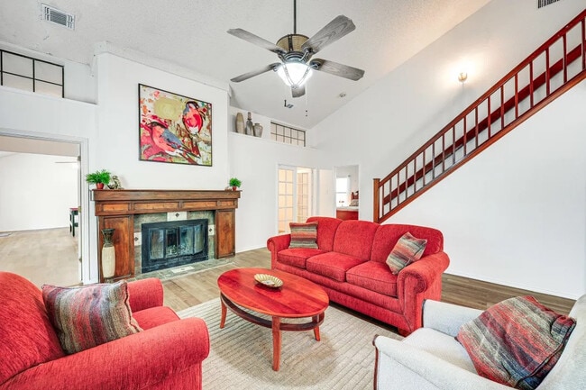 Foto del edificio - Room in House on Sunlit Grove
