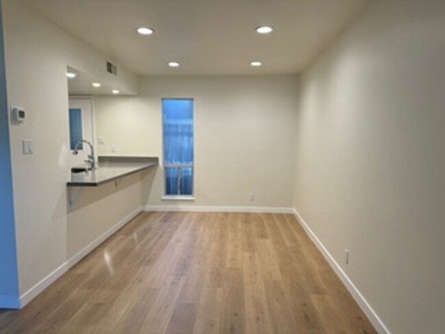 Building Photo - Cozy 2 Bedroom townhouse in best Marinwood...