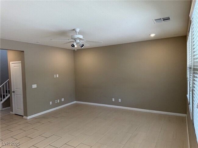 Foto del edificio - 921 Riverlawn Pl
