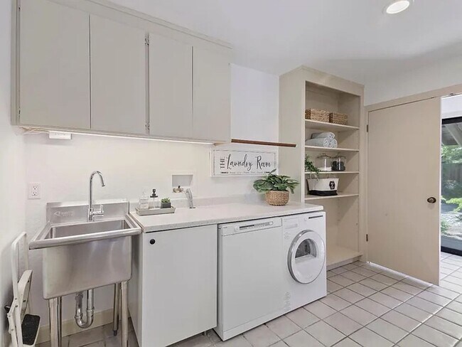 Foto del edificio - BRIGHT & AIRY HOME IN EXCLUSIVE ENCLAVE SPRAWLING, PRIVATE CULDESAC PROPERTY