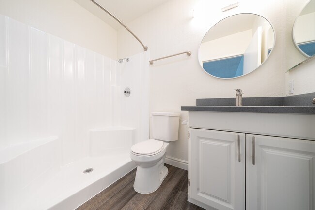 Building Photo - 1440 Oak Dr