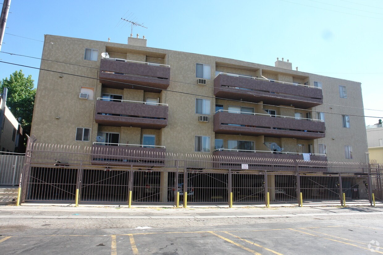 Building Photo - 15040 Moorpark St