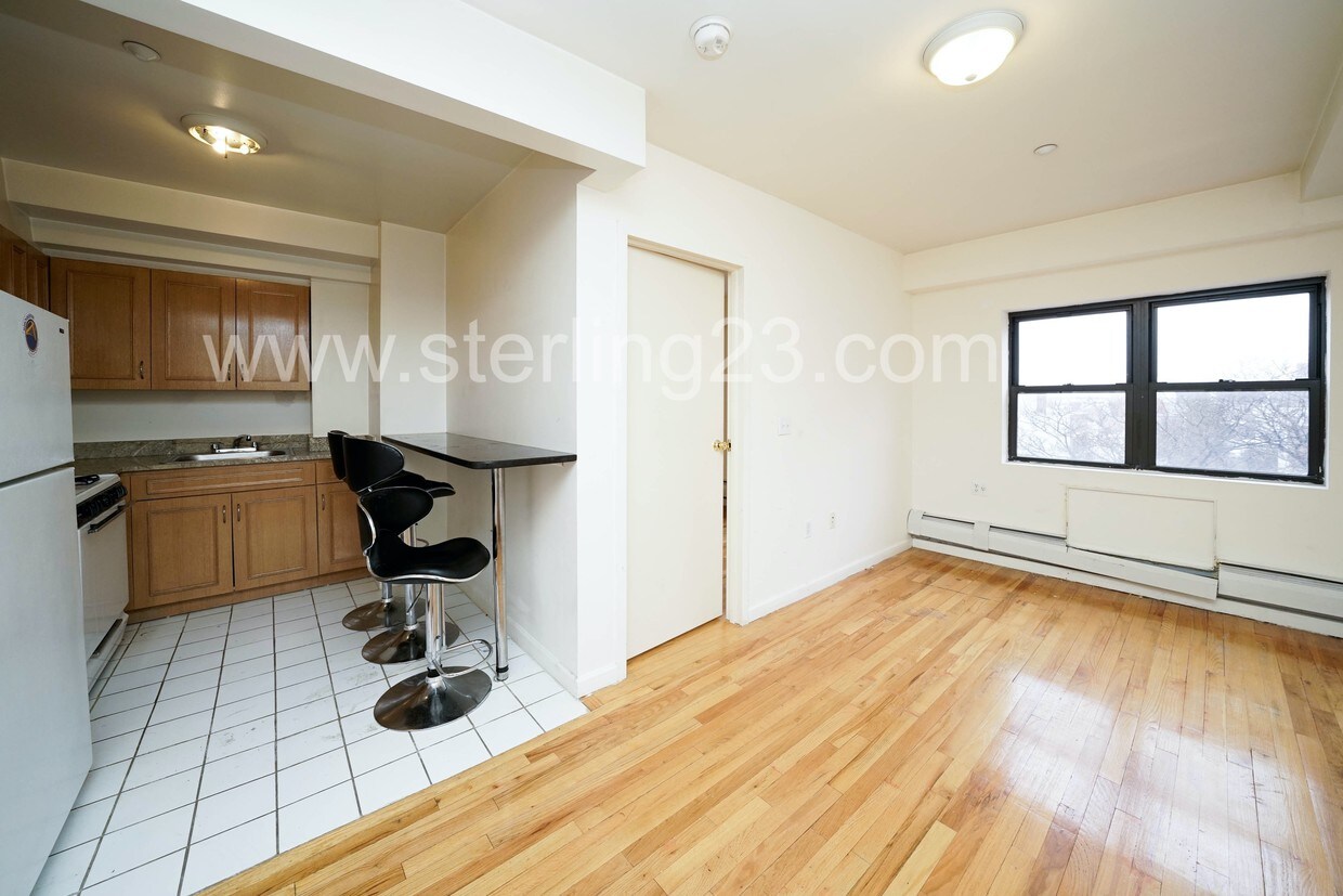 Foto principal - 28-18 31st St