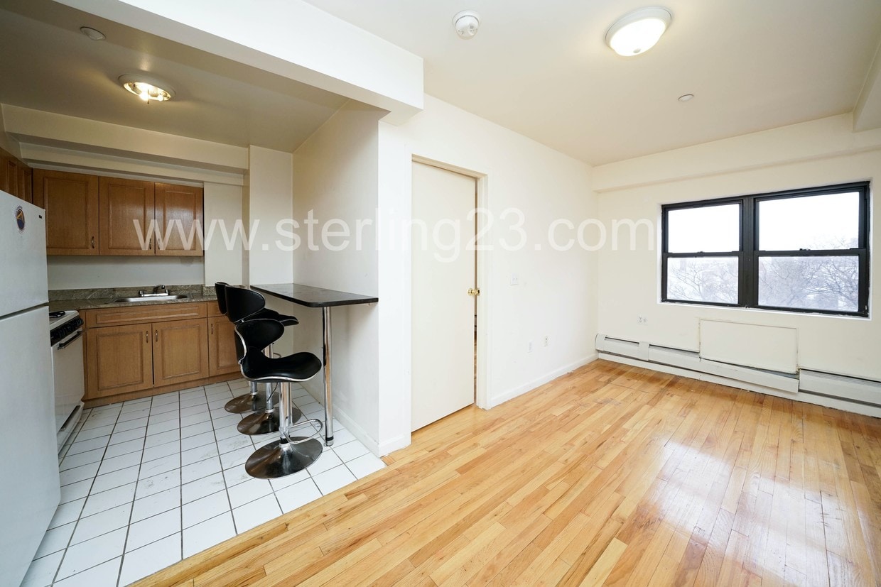 Primary Photo - 28-18 31st St