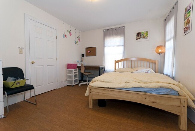 Building Photo - Upperfloor 2-bedroom apartment * next-door to BU