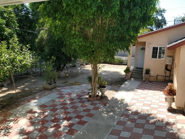 Building Photo - 5241 La Roda Ave