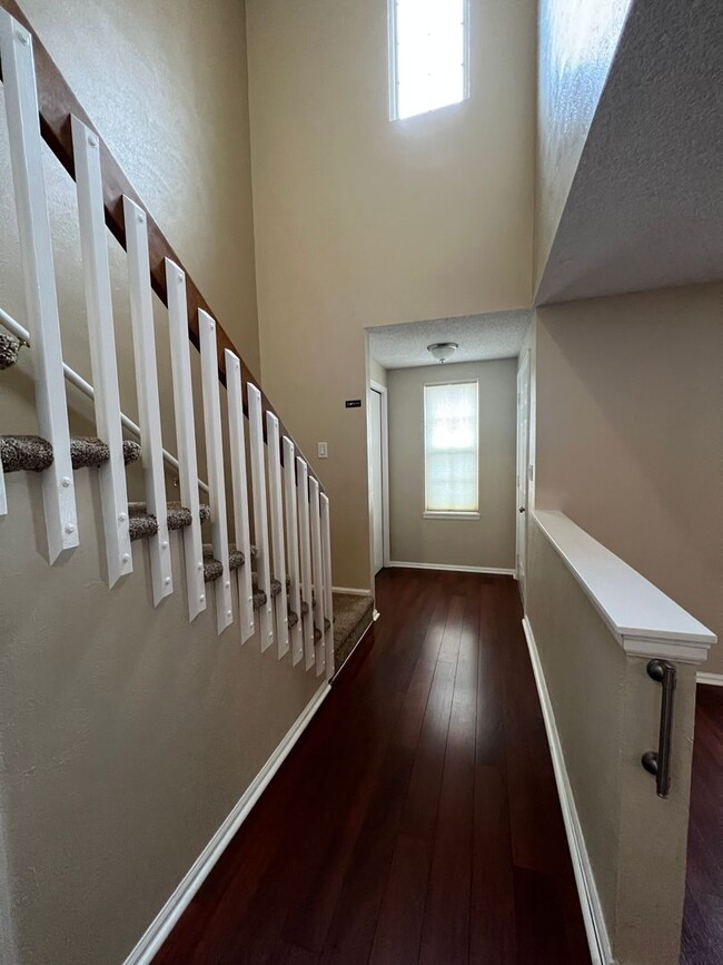 Building Photo - Charming 2 Bed 2 Bath Townhouse Available ...