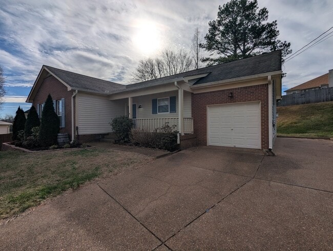 Foto del edificio - 1403 Cedardale Ct