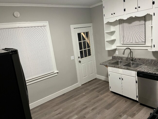 Foto del edificio - 221-223-223 S State St