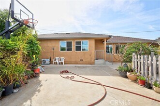 Building Photo - 628 W Floral Dr