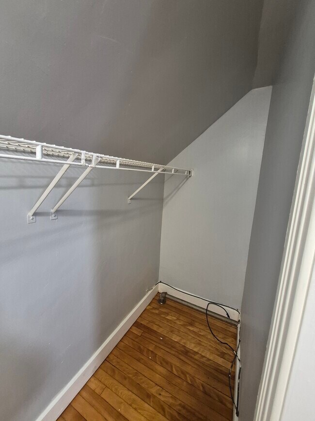 Armario del dormitorio lado derecho - 191 Main St