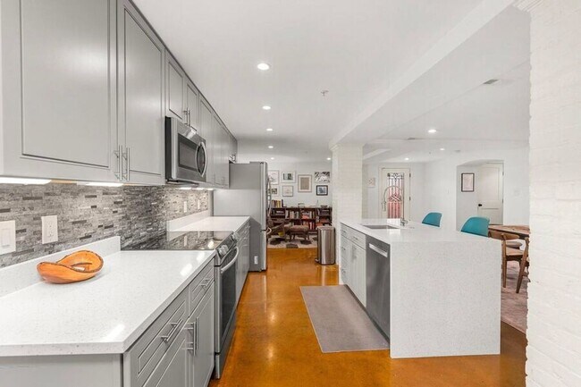 Foto del edificio - Terrific Trinidad Two-Bed PLUS Den | Pet-f...