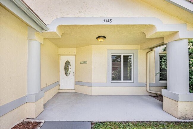 Foto del edificio - 5148 Rosen Blvd