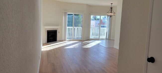 Salón con 2 puertas correderas que dan al balcón - 5135 Zelzah Ave